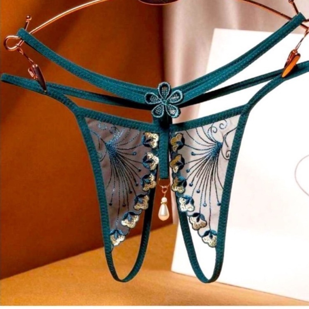 Victoria's Secret
Sheer Lace Garter Slip & Lingerie Set - Picture 9 of 13